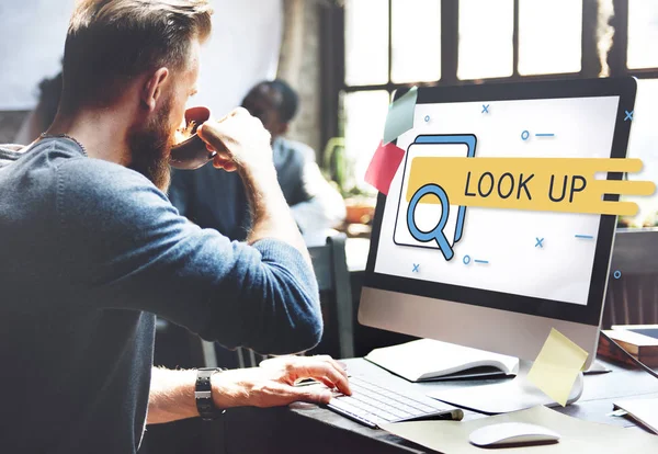 Uomo che beve caffè sul posto di lavoro — Foto Stock