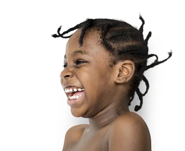 Симпатичная африканская девочка, смеющаяся — стоковое фото