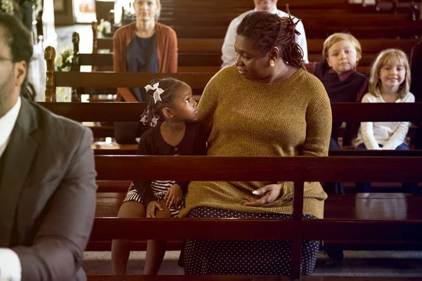 Мать и дочь сидят в церкви — стоковое фото
