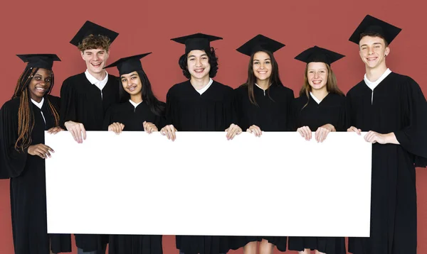 Estudantes segurando cartaz — Fotografia de Stock