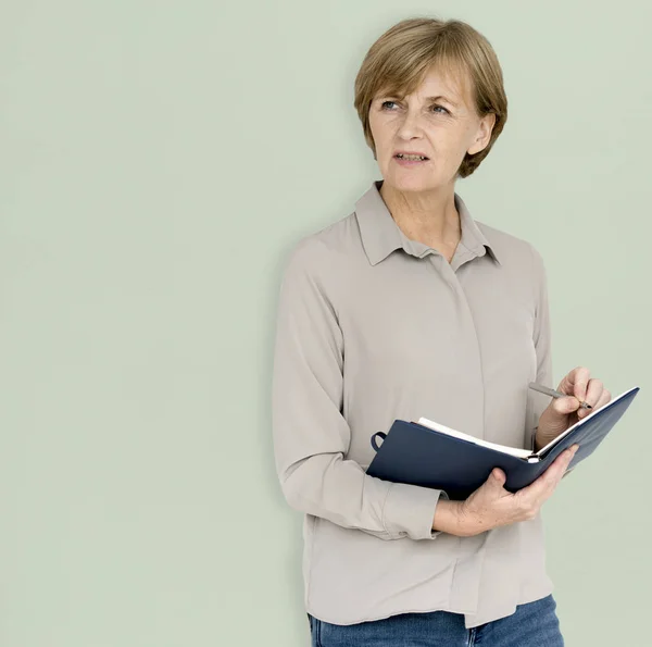 Frau mit Notizbuch — Stockfoto