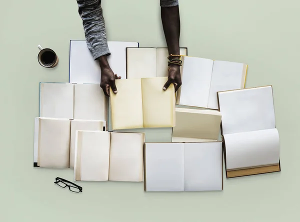 Homem segurando livro em mãos — Fotografia de Stock