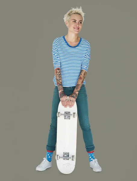 Donna che tiene Skateboard — Foto Stock