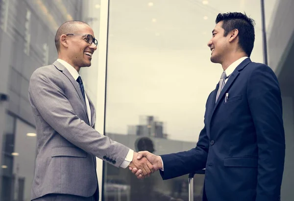 Zakelijke mannen overeenkomst Deal met handen schudden — Stockfoto