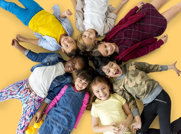 Kinderen vast samen op verdieping — Stockfoto