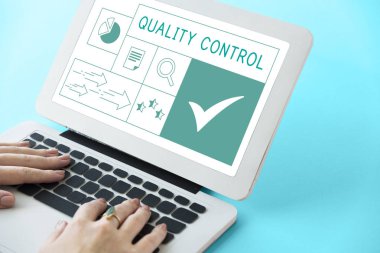 Dizüstü bilgisayarda yazan kadın klavyesi