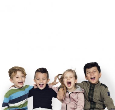 Çocuklar birlikte sarılma 