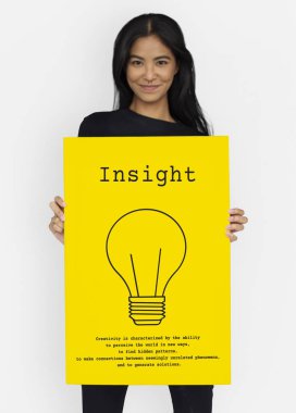 Kadın afişini tutar