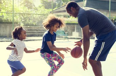 Basketbol oynarken aile