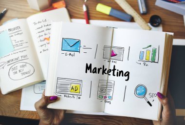 açık ders kitabı tutan eller