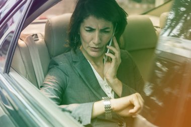 iş kadını smartphone üzerinde konuşuyor