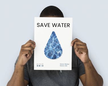 Su damlası ile kartı tutan adam