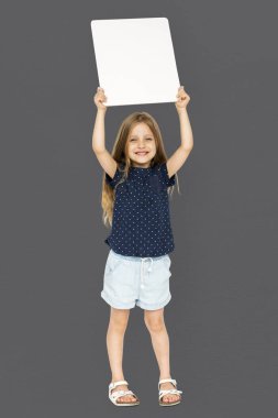 Boş pankart tutan kız