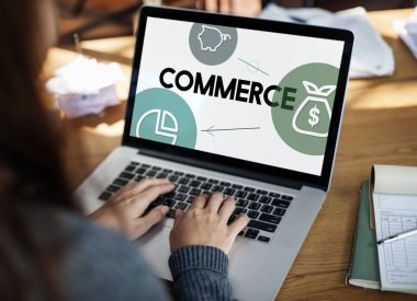 Masada dizüstü bilgisayar kullanan kadın