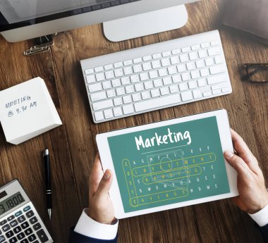 Dijital tablet kullanan işadamı