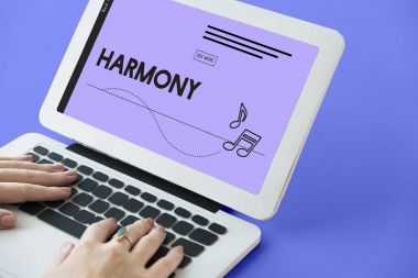 Dizüstü bilgisayarda yazan kadın klavyesi