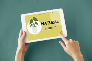 kişi holding dijital tablet