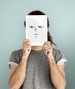  Dijital tablet kapsayan yüz tutan adam 