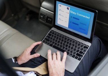 Takside laptop kullanan iş kişi 
