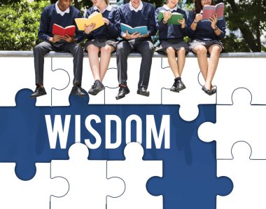 Öğrenciler kitap okuyor