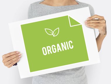 Kadın afişini tutar