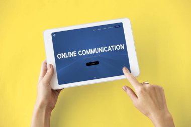 Dijital tablet holding insan eller 