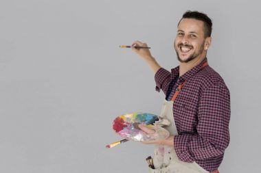 Erkek sanatçı fırça ile çizim