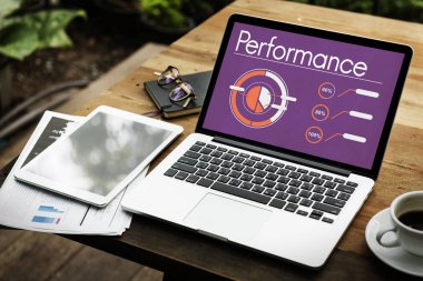 açılan dizüstü bilgisayar ile ahşap masa