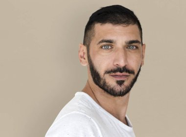 Orta Doğu adam kameraya bakan