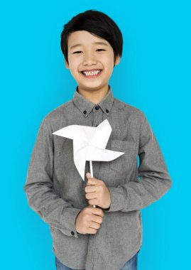 Çocuk Holding Kağıt Rüzgar fabrikası