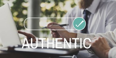 insanlar masada dizüstü bilgisayar ile beyin fırtınası