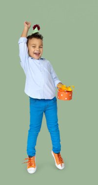 Parti şapkası olan küçük çocuk