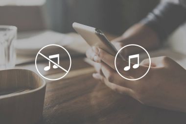 Akıllı telefon kullanan kişi