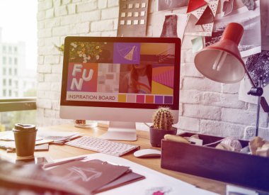 Bilgisayar monitörü moda tasarımcısı işyerinde