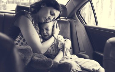 anne sarılma ağlayan oğlu