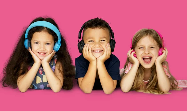 Dzieci, kłamstwa i słuchania muzyki — Zdjęcie stockowe