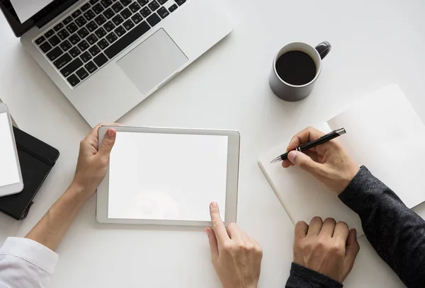 Imprenditori che lavorano a tavola — Foto Stock