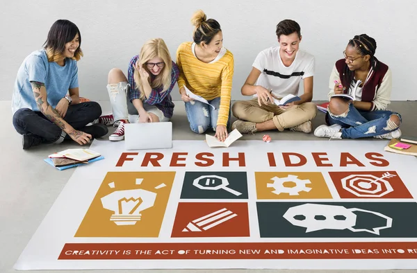 Estudiantes trabajando juntos en el proyecto — Foto de Stock