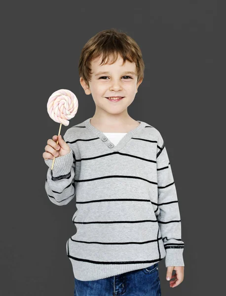 Jongen holding Marshmallow Candy — Stockfoto