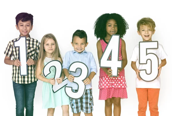 Crianças segurando símbolos de número — Fotografia de Stock