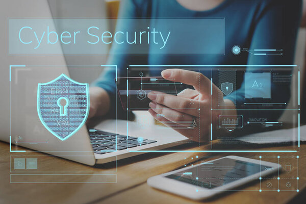 Женщина держит кредитную карту