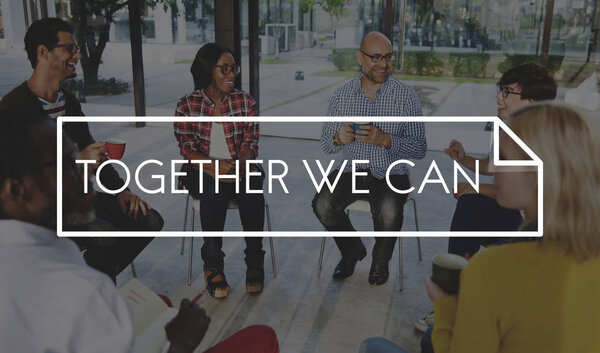 Группа людей, сидящих в кругу
 