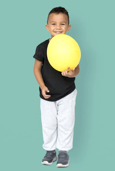 Liten pojke med gul ballong — Stockfoto