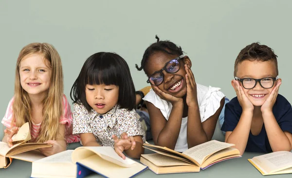 A gyerekek könyveket olvasnak. — Stock Fotó