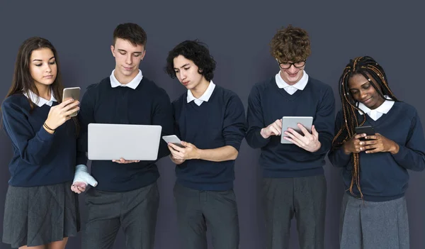 Estudiantes que utilizan dispositivos electrónicos — Foto de Stock