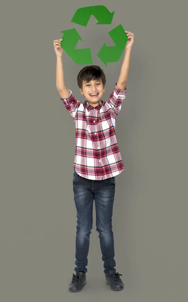 Boy Holding Símbolo de reciclaje — Foto de Stock