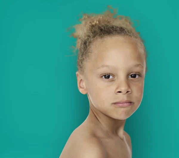 Petit garçon aux cheveux bouclés — Photo