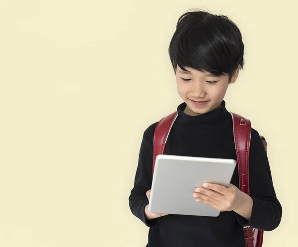 Aziatische jongen met behulp van digitale tablet — Stockfoto