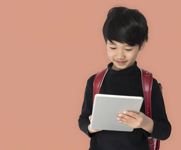 Asyalı çocuk dijital tablet kullanma — Stok fotoğraf