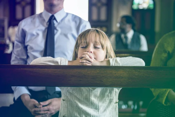 Dívka se modlí v kostele — Stock fotografie